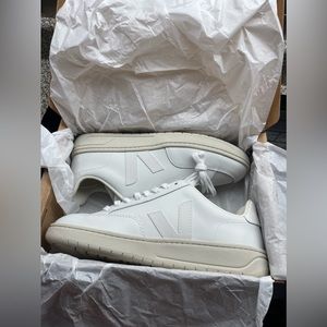 Veja women V-12 leather sneaker size 41